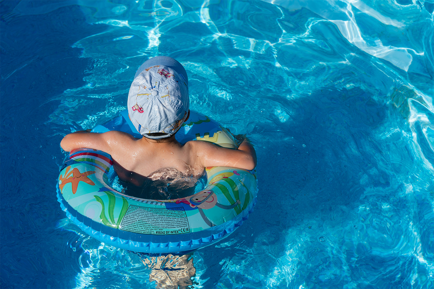 Enfant dans une piscine, protections oreille eau